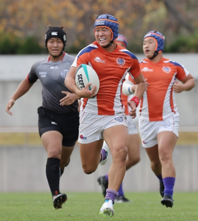 中部大春日丘－名古屋　前半、ディフェンスを突破する中部大春日丘・関口選手。この後トライする＝いずれも名古屋市瑞穂区のパロマ瑞穂ラグビー場で