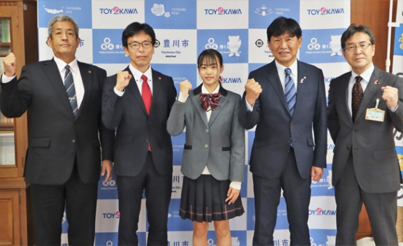 竹本市長（右から２人目）を訪問した選手（中央）ら＝豊川市役所で