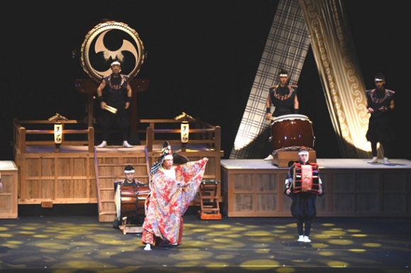 太鼓の演奏と舞の共演=半田市雁宿町の雁宿ホールで