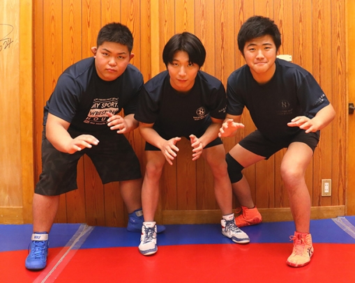 全国大会に向け練習に励む（左から）笹俣さん、直井さん、田近さん＝高山市桐生町のマイ・スポーツ・ハウスで