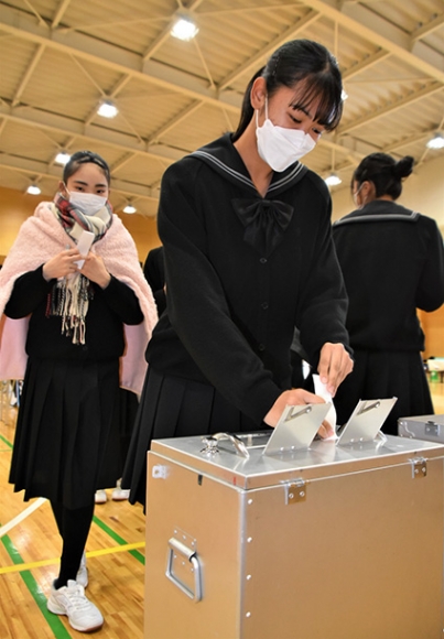 模擬投票で投票箱に一票を投じる生徒たち=瑞穂区の名古屋女子大高で