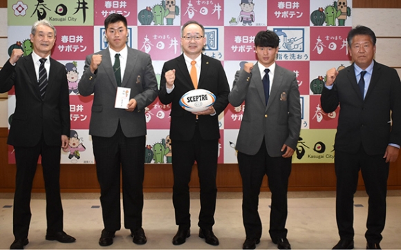 花園での活躍を誓った物部主将（左から２人目）と関口副主将（同４人目）＝春日井市役所で