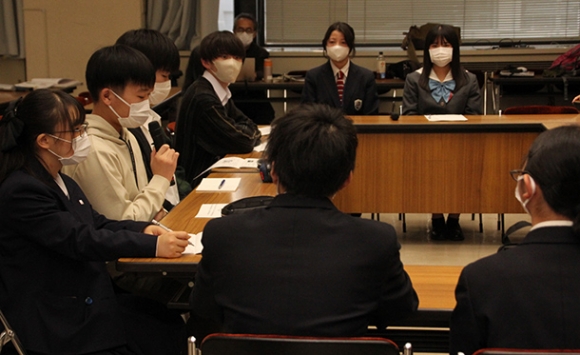 校則や学校行事について意見交換する高校生＝名古屋市中区の県教育会館で
