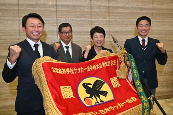 全国高校サッカー選手権大会に出場する東邦高の（左から）杉坂友浩顧問、石渡靖之監督、藤本紀子校長、坪井風汰主将＝中日新聞社で（木戸佑撮影）