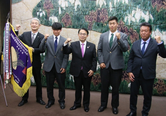 大村知事（中央）に意気込みを示した中部大春日丘の選手と学校関係者ら＝県公館で