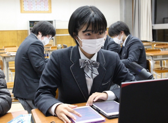 オンラインで、英語のディベートを行う生徒たち=高山市下林町で