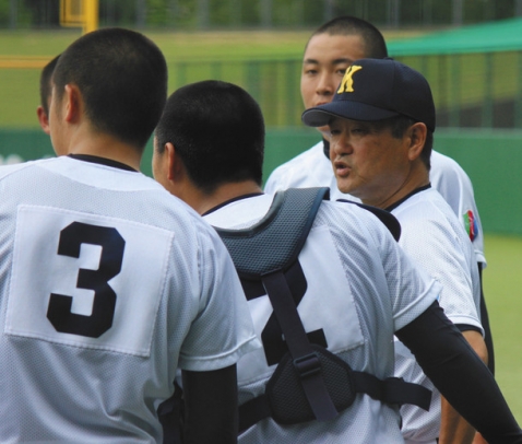 イニング間の円陣でナインに指示を飛ばす享栄の大藤敏行監督（一番右）＝パロマ瑞穂球場で（川越亮太撮影）