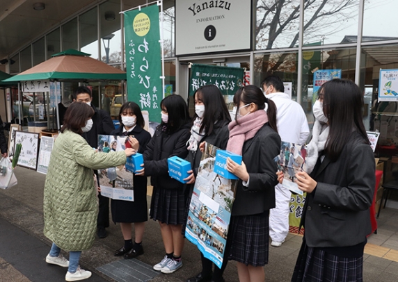 ユニセフ募金への協力を呼びかける岐阜聖徳学園高生たち=岐阜市柳津町仙右城で
