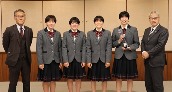 浅井市長（右）に飛躍を誓う豊川高女子バレー部の選手ら＝豊橋市役所で