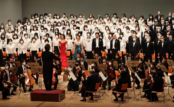 「第九」を3年ぶりに聴衆に披露する演者たち=四日市市文化会館で