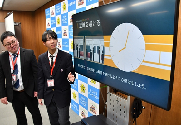 電車内での痴漢、盗撮対策を紹介する動画を制作した生徒(右)ら=県警本部で