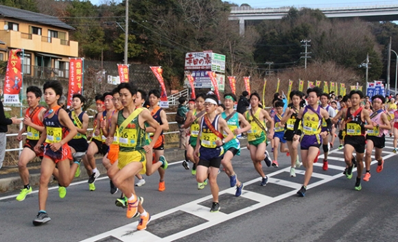 晴天の下、コースを駆け抜ける選手たち＝岡崎市高隆寺町で