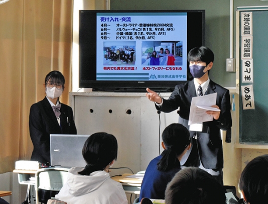 中学生に出張授業をする愛知啓成高の生徒=稲沢市の稲沢西中で