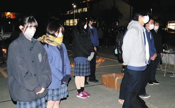 被災地の方角を向いて黙とうする生徒ら＝豊橋市の桜丘高で