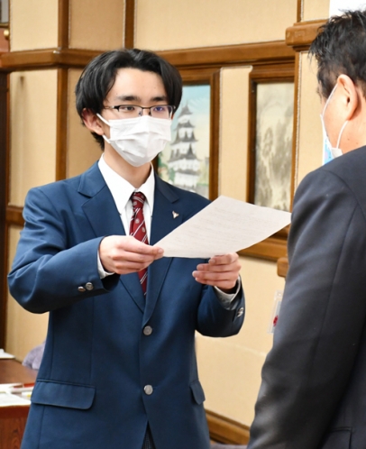 河村市長(右)に請願書を手渡す生徒会長=市役所で