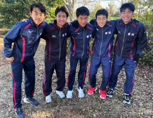 高校男子の部で優勝した愛知高Ａの選手たち＝豊橋市の万場庭球場で