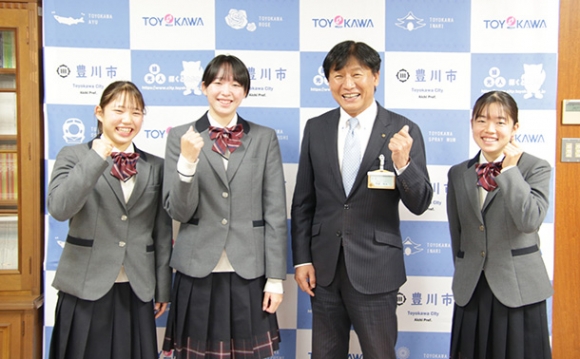 竹本市長（右から２人目）に大会結果を報告した豊川高校生徒ら＝豊川市役所で