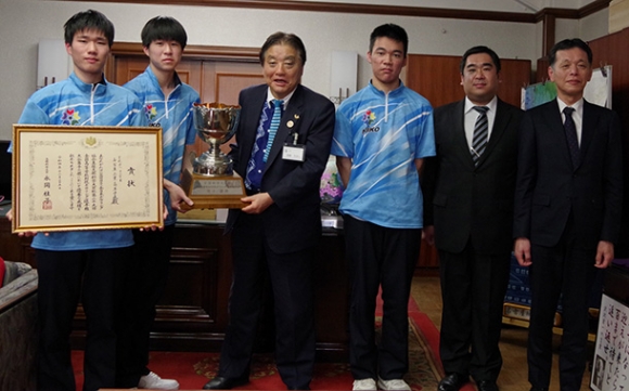 河村市長（中）に優勝を報告した名古屋工業高校の選手ら＝市役所で