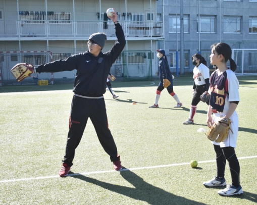 後藤投手（左）から投球技術を学ぶ参加者＝春日井市松本町の中部大春日丘高で