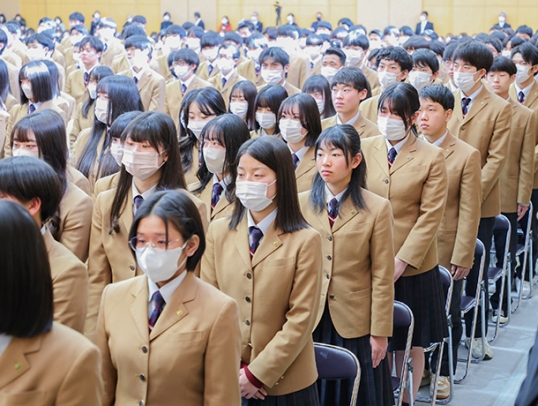 マスク着用が生徒の判断に委ねられた享栄高の卒業式=17日午前、名古屋市瑞穂区で