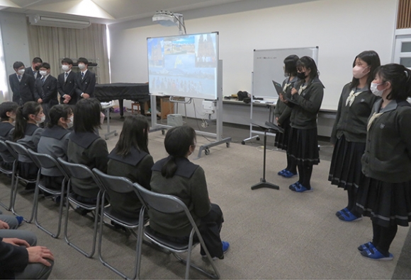 オーストラリアでの体験を報告する生徒たち=桑名市野田の津田学園で
