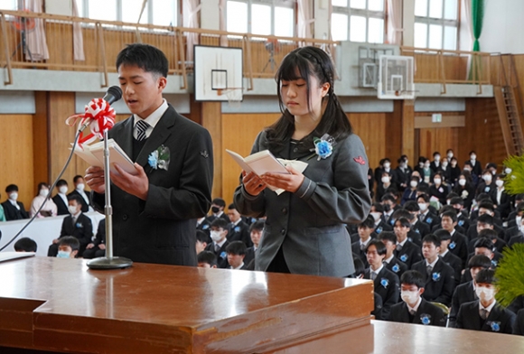 答辞を述べる後ろでマスクを外した卒業生も参加した式=豊田市の杜若高で