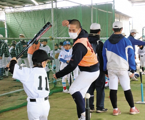 児童に打撃を教える部員ら＝犬山市蓮池で