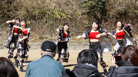 元気いっぱいに踊る豊田大谷高ダンス部のメンバー=豊田市足助町で