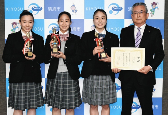 永田市長（右）にダンス国際大会への出場を報告する清須の高校生３人＝清須市役所で