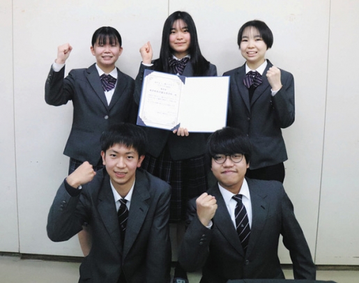 優秀賞に輝いた生徒たち=岐阜市中鶉の岐阜聖徳学園高校で