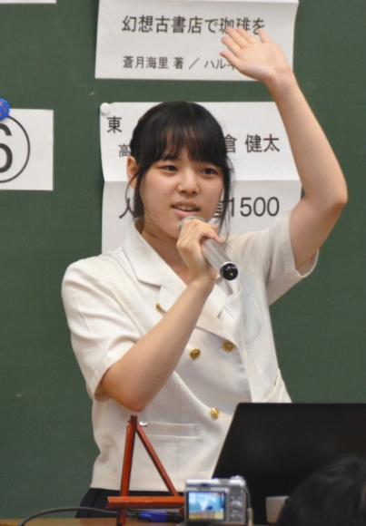 「三日間の幸福」の魅力を語る佐橋さん=東区の東海高で