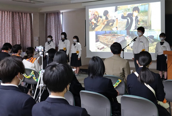 熱心に取り組んだ活動を発表する生徒たち=名古屋市中区の日本福祉大中央福祉専門学校で
