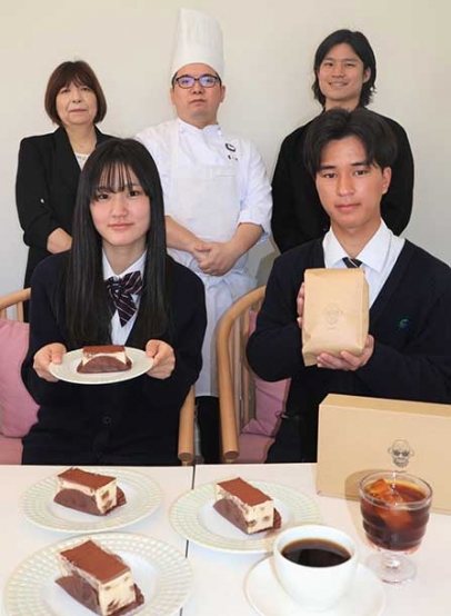 タイ産のコーヒー豆を使ったティラミスなどをPRする女子生徒(前列(左))、男子生徒(同(右))ら=岐阜市則武東のプリンセスブランシュ パティスリークラで