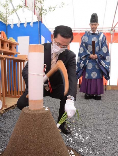 神事に参加する椙村理事長(左)=愛西市の清林館高で