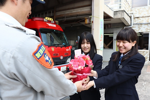 瀬戸市消防署に感謝の花を届けた西崎さんと山岸さん=瀬戸市苗場町の瀬戸市消防署で