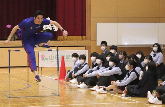 生徒らの前でハードルを越えていく安部さん=伊勢市河崎の英心高で