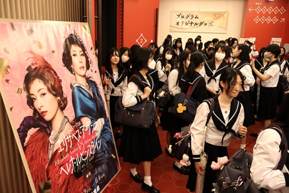 ミュージカル鑑賞を終え会場を出る生徒=中区栄1の御園座で