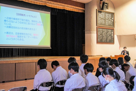 消費者トラブルについて弁護士から話を聞く生徒たち=岐阜市野一色の富田高で