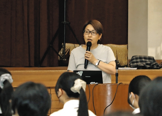 生理との付き合い方などを伝えた伊藤院長=瀬戸市西長根町の聖カピタニオ女子高で