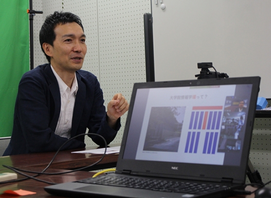 カメラに向かって講演する丹羽さん=四日市市萱生町の暁中学校・高校で