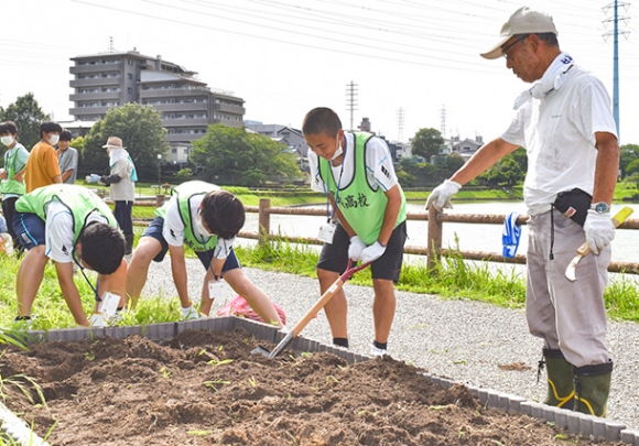 地域の人たちと一緒に花壇を整備する生徒たち=豊明市新栄町の大蔵池公園で