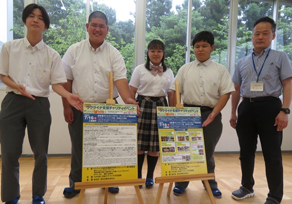 ウクライナのチャリティーイベントでフォーラムを開く津田学園中学・高校の生徒ら=桑名市野田の同校で