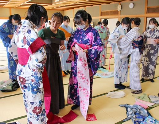 浴衣の着付けを学ぶ生徒たち=昭和区の桜花学園高で