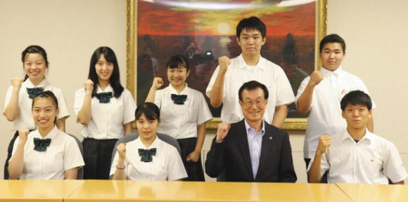 伊藤市長(前列右から2人目)に全国大会での活躍を誓った選手たち=春日井市役所で
