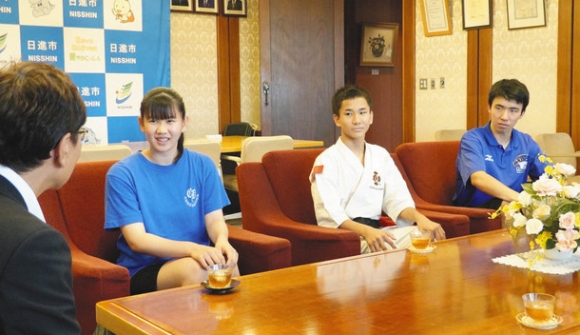 インターハイや全国大会への抱負を語る(右から)小林さん、木村さん、加藤さん=日進市役所で