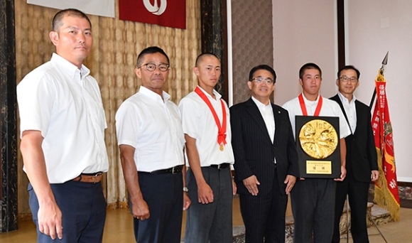 大村知事（中央右）に意気込みを語った主将（同左）、倉野監督（左から２人目）ら＝県庁で