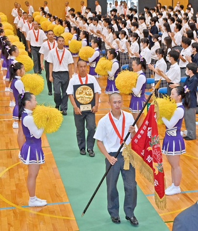 拍手を受けながら入場する選手たち＝名古屋市千種区の愛工大名電高で