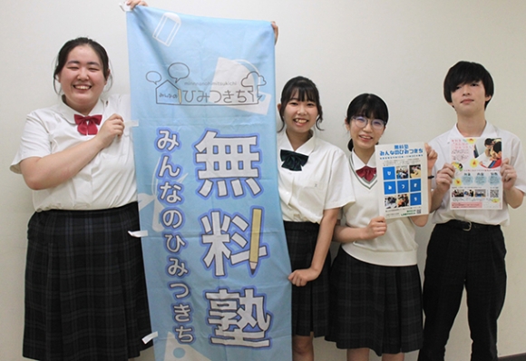 NPO法人の役員に就いた高校生たち=春日井市で