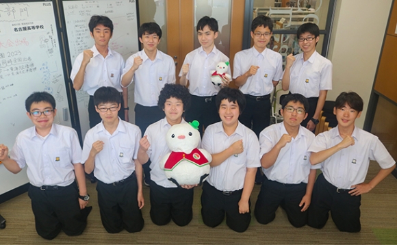 ディベート甲子園に出場する名古屋中・高の人文・社会科学研究部メンバー=東区の同校で