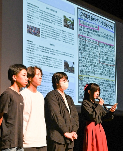 平和活動の内容や学んだことを報告する高校生ら=東区大幸南1の東文化小劇場で